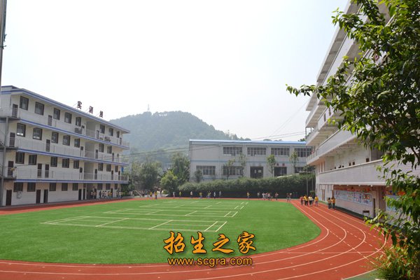 學(xué)校操場(chǎng)