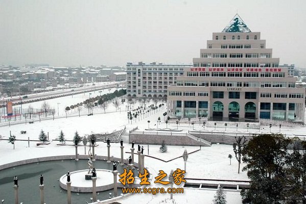 校園雪景