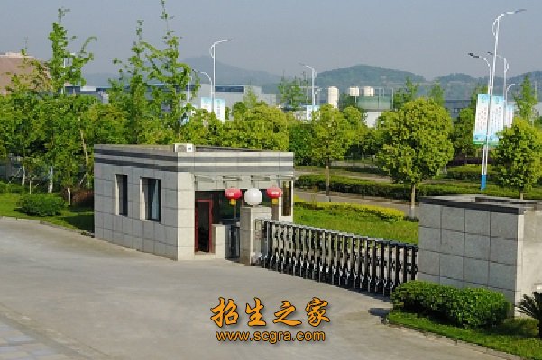 校門(mén)風(fēng)景
