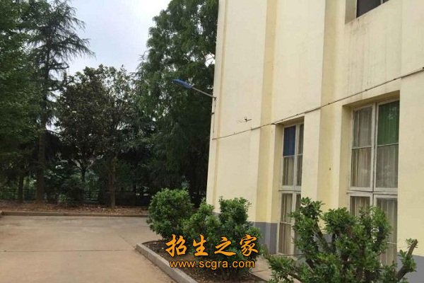 教學樓一側