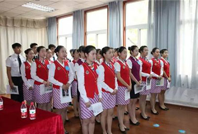 眼睛近視能讀重慶輕軌學校高鐵乘務專業(yè)嗎