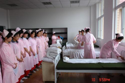 初中畢業(yè)學(xué)醫(yī)學(xué)檢驗專業(yè)去成都哪所學(xué)校