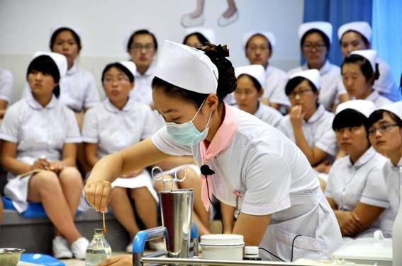 成都高級護理學校學費一般是多少