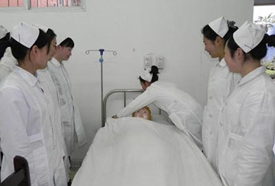 重慶衛(wèi)生學(xué)校初中生學(xué)習(xí)高級護理怎么樣