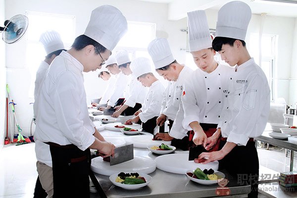 在四川學(xué)烹飪專業(yè)有什么優(yōu)勢？