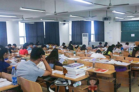 成都希望職業(yè)學校的學費貴嗎？