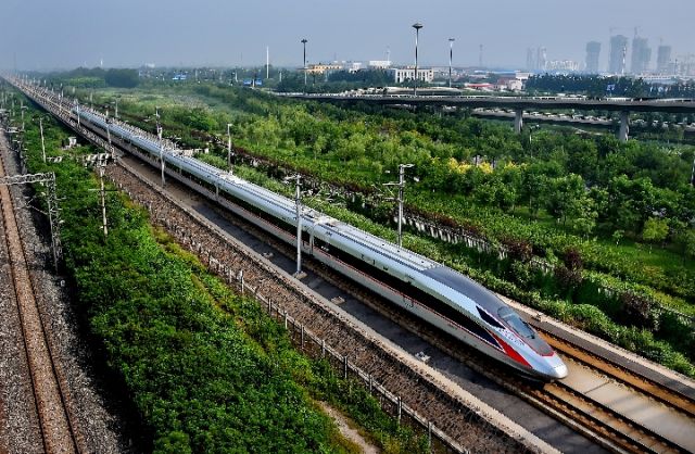 在就讀職業(yè)學(xué)校時(shí)我們應(yīng)注重成績(jī)還是技術(shù)？