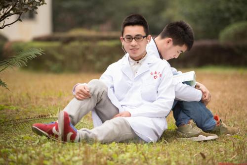男生選擇重慶衛(wèi)生技工學(xué)校護理專業(yè)怎么樣？