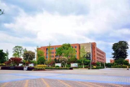 2019年成都市鐵路中學(xué)的錄取分?jǐn)?shù)線多少？